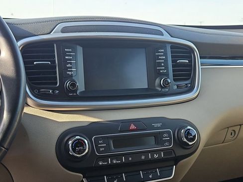 Used 2020 Kia Sorento LX w/ LX I4 Convenience Package image 12