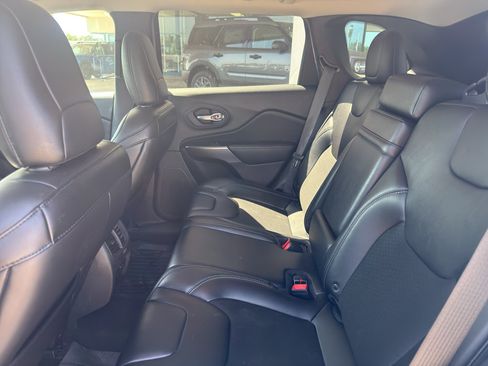 Used 2019 Jeep Cherokee Latitude Plus w/ Comfort/Convenience Group AWD/4WD image 11