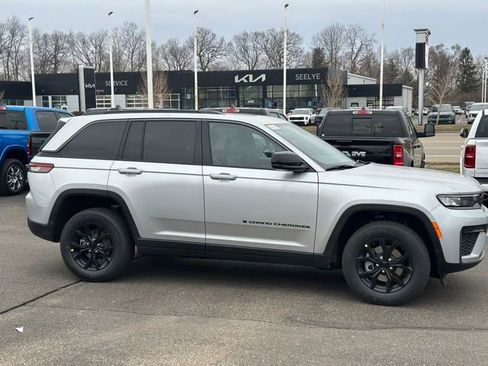 New 2026 Jeep Grand Cherokee Altitude image 5