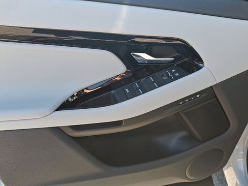 Used 2025 Land Rover Range Rover Evoque S image 12