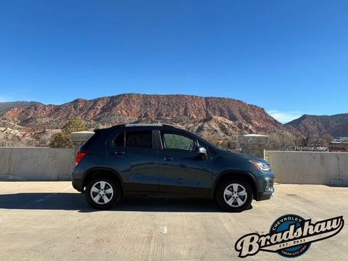 Used 2022 Chevrolet Trax LT w/ Driver Confidence Package image 3