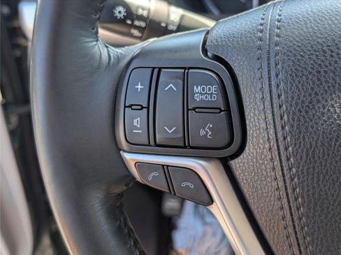 Used 2019 Toyota Highlander XLE AWD/4WD image 24