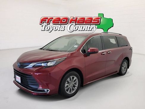 Used 2024 Toyota Sienna XLE FWD image 1