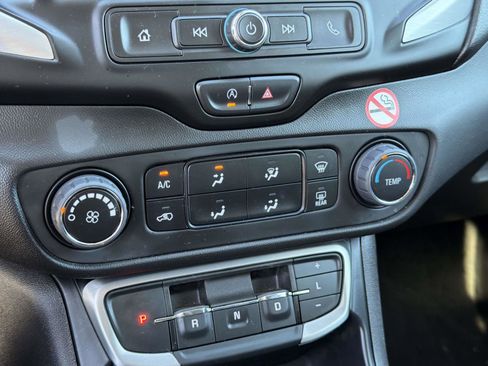 Used 2024 GMC Terrain SLE image 12