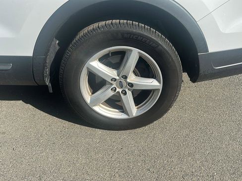 Used 2018 Ford Explorer XLT w/ Equipment Group 201A image 9