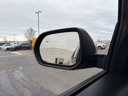 Used 2025 Chevrolet Equinox LT w/ Convenience Package II image 4