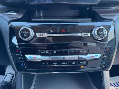 Used 2024 Ford Explorer Limited image 23