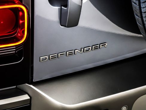 Used 2024 Land Rover Defender 110 X-Dynamic SE image 9