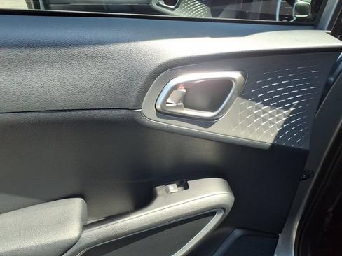 Used 2025 Kia Soul LX w/ LX Technology Package FWD image 6