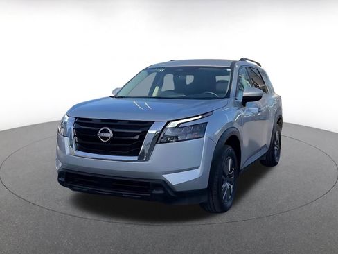 Used 2025 Nissan Pathfinder SV image 4
