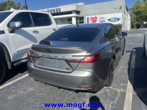 Used 2025 Toyota Camry SE FWD image 3