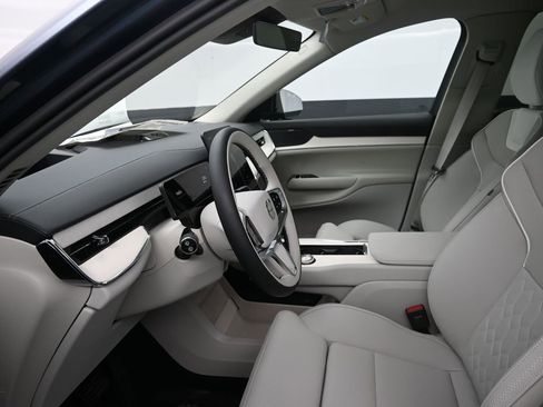 New 2025 Volvo EX90 Plus w/ Protection Package Premier image 9