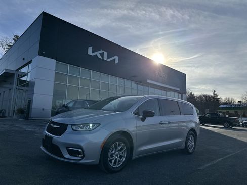 Used 2024 Chrysler Pacifica Touring-L image 1