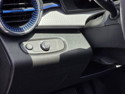 Used 2025 Chevrolet Trax LT FWD image 19