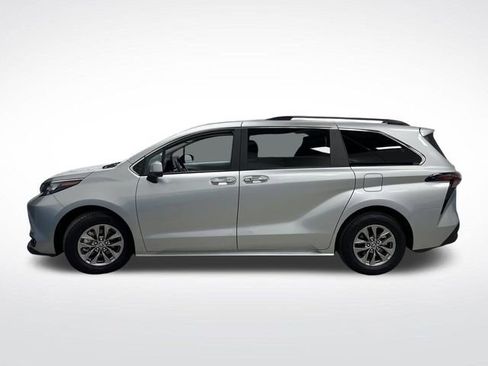 Used 2025 Toyota Sienna XLE image 12