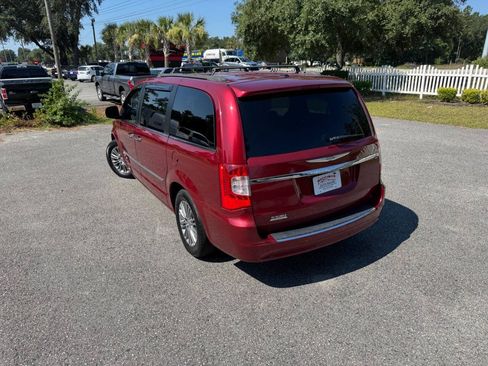 Used 2013 Chrysler Town & Country Touring-L w/ Entertainment Group #2 FWD image 5