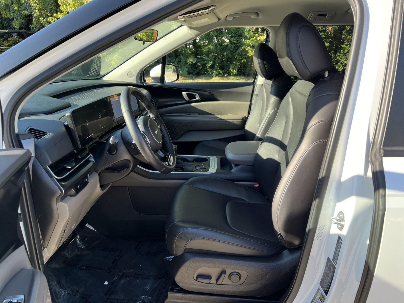 Used 2025 Kia Carnival FWD image 18