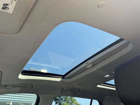 Used 2020 Chevrolet Traverse LT w/ LT Premium Package image 16