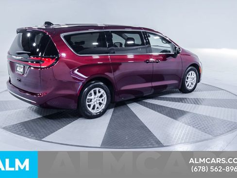 Used 2023 Chrysler Pacifica Touring-L FWD image 10