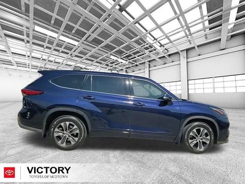 Used 2022 Toyota Highlander XLE image 2