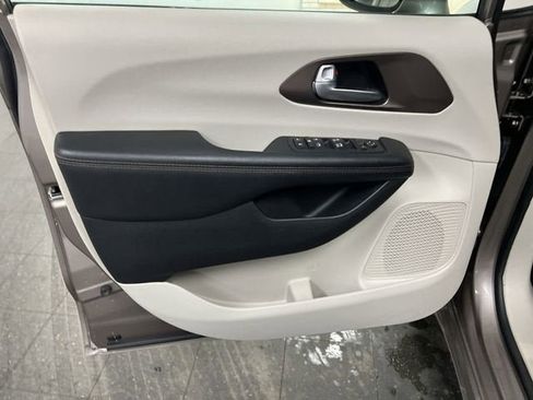 Used 2017 Chrysler Pacifica Touring-L w/ Tire & Wheel Group image 21