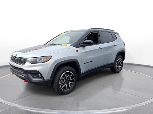 Used 2025 Jeep Compass Trailhawk w/ Sun & Sound Group AWD/4WD image 4