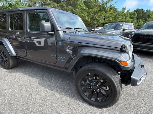 Used 2025 Jeep Wrangler Unlimited Sahara w/ Safety Group AWD/4WD image 5
