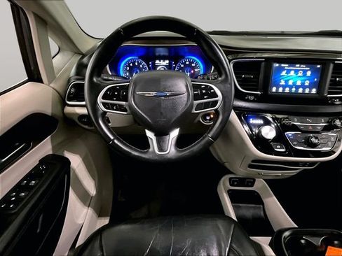 Used 2018 Chrysler Pacifica Touring-L FWD image 6