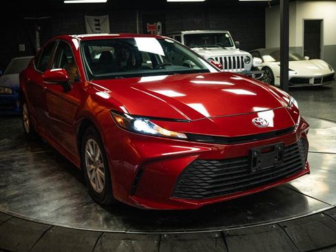 Used 2025 Toyota Camry LE w/ Convenience Package image 5