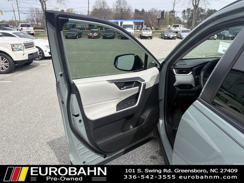 Used 2021 Toyota RAV4 XLE Premium image 9