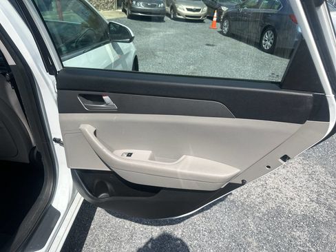 Used 2016 Hyundai Sonata SE FWD image 11