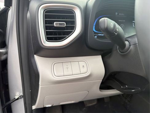 Certified 2025 Hyundai Venue SEL image 20