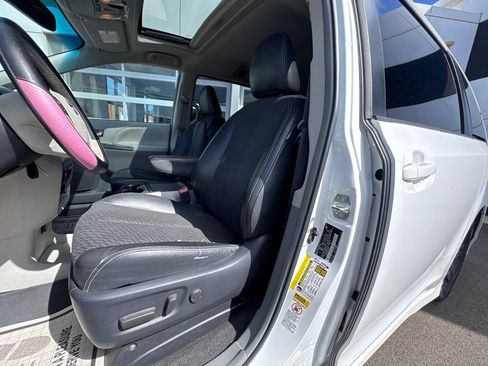 Used 2012 Toyota Sienna SE FWD image 11
