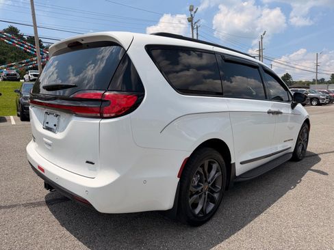 Used 2023 Chrysler Pacifica Touring-L w/ Road Tripper Package AWD/4WD image 7