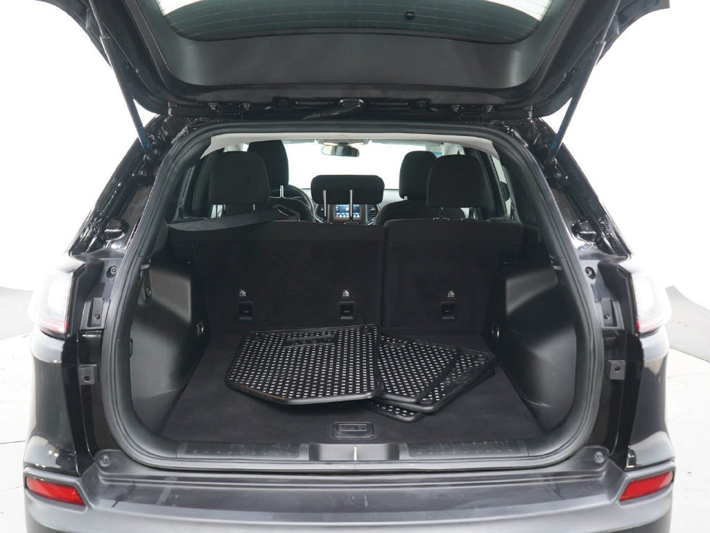 Used 2019 Jeep Cherokee Latitude w/ Cold Weather Group AWD/4WD image 16