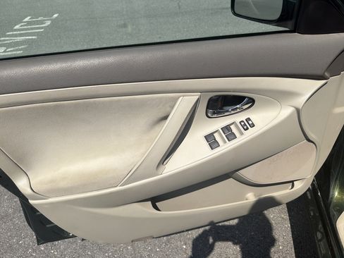 Used 2011 Toyota Camry LE FWD image 15