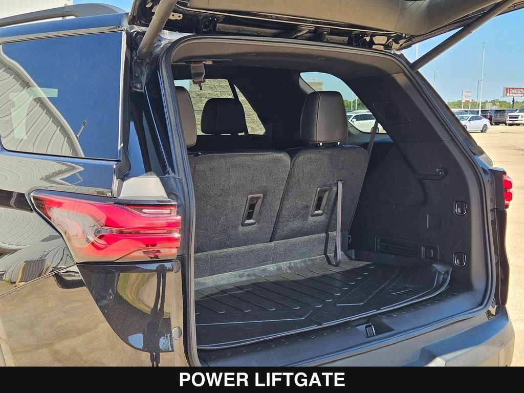 Used 2022 Chevrolet Traverse LT FWD image 34