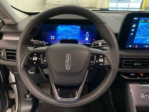 New 2025 Lincoln Aviator AWD image 18
