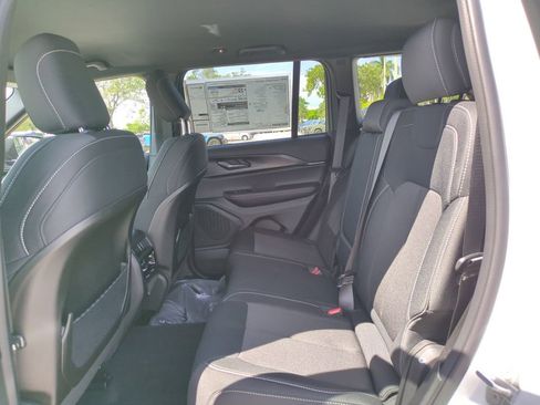 New 2025 Jeep Grand Cherokee Laredo AWD/4WD image 14