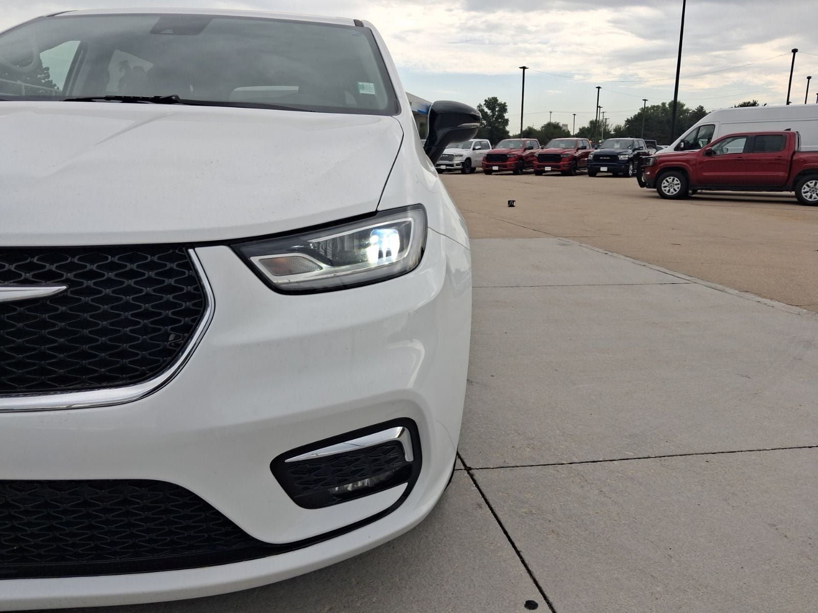 Used 2024 Chrysler Pacifica Touring-L FWD image 9