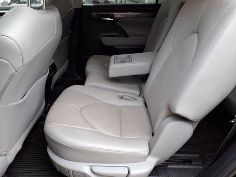 Used 2020 Toyota Highlander Limited image 12