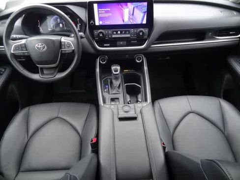 Used 2025 Toyota Grand Highlander AWD image 14