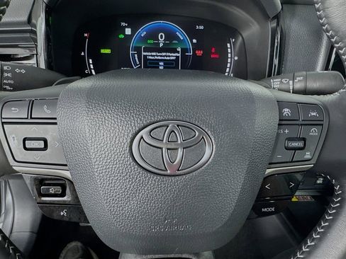 Used 2025 Toyota Camry SE w/ Convenience Package FWD image 16