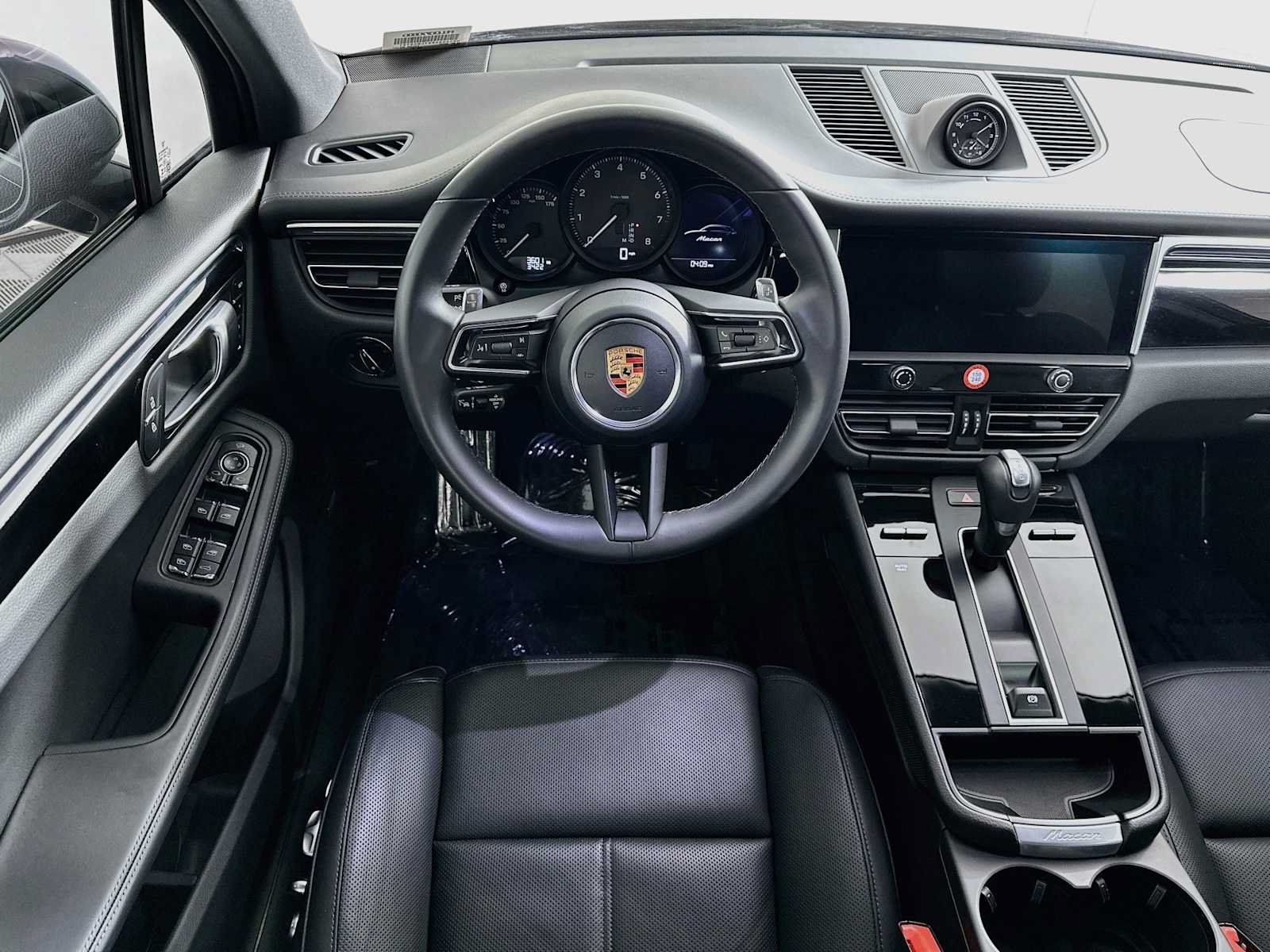 Certified 2026 Porsche Macan AWD/4WD image 24