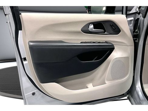 Used 2024 Chrysler Pacifica Touring-L FWD image 31