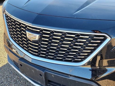 Used 2019 Cadillac XT4 Premium Luxury image 2