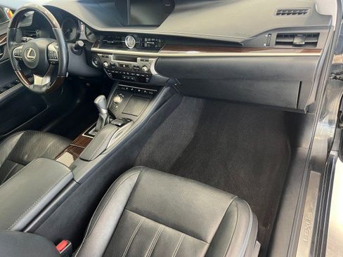 Used 2016 Lexus ES 350 w/ Luxury Package w/Wood Trim image 16