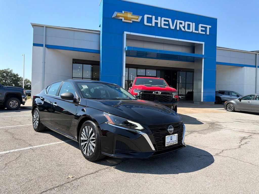 Used 2025 Nissan Altima 2.5 SV FWD image 1