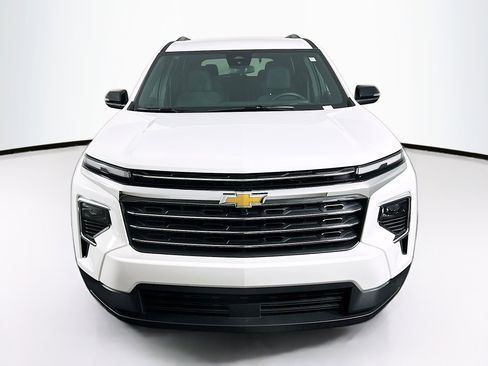 Used 2025 Chevrolet Traverse LT image 2