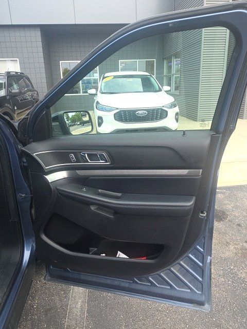 Used 2018 Ford Explorer XLT w/ Equipment Group 202A AWD/4WD image 37